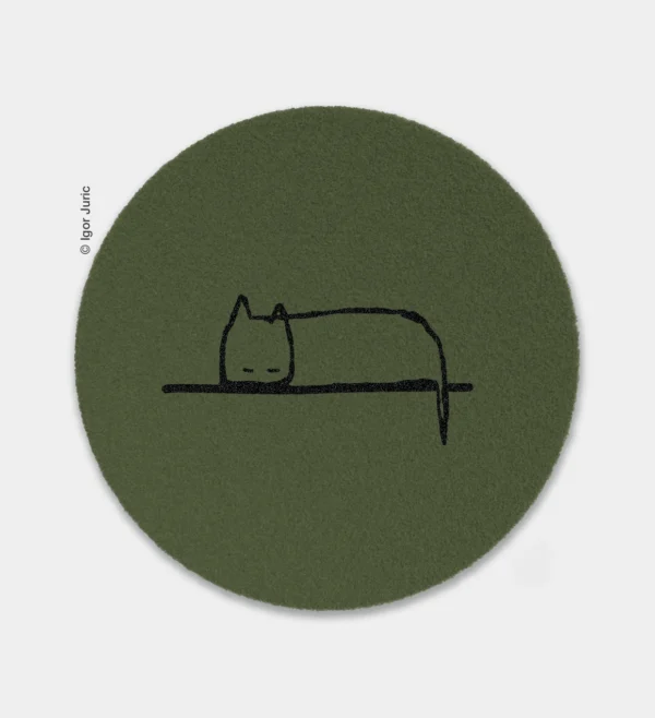 Simba spava iza ručka