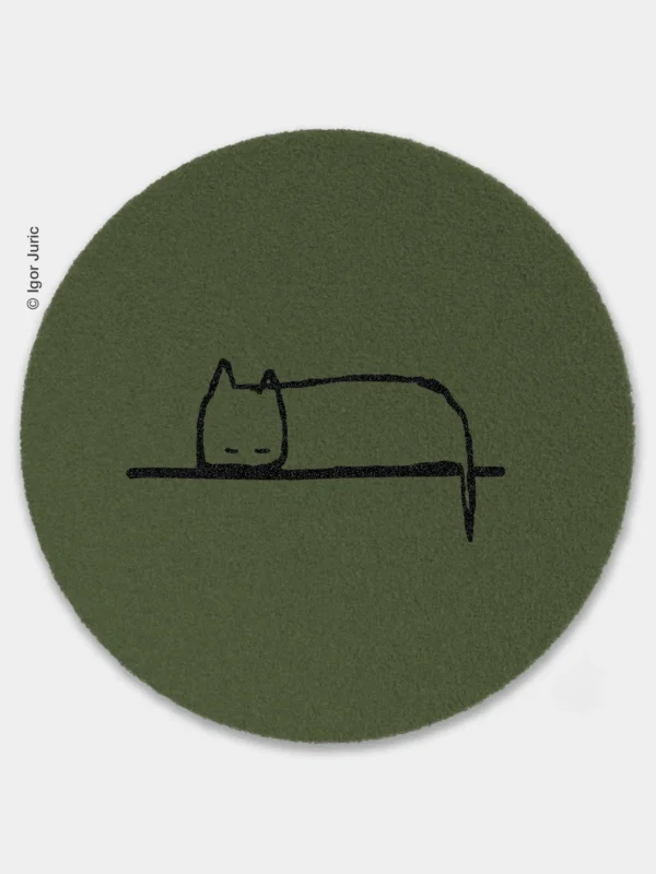 Simba spava iza ručka