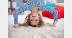 Tepisi Zagreb za djecu sa snijegom model Snjega: 100% ovčja vuna i 100% dizajn. Ručno taftani vuneni tepih debljine 20 mm, veseli zimski motivi za dječju radost.